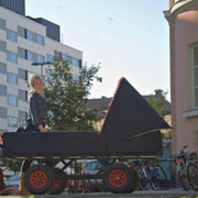 Nyt on kova: Helsinki järjestää aikuisille ajeluja jättilastenvaunuissa
