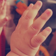 Anna Perho lyttää vauvantahtisen sormiruokailun humpuukina!