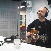 Näin Juha Tapion kirjoittama "Pettävällä jäällä" päätyi Yö-yhtyeelle – Juha Tapio esitti kappaleen akustisena Popstudiossa